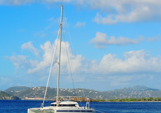 À bord d’un catamaran : quelles activités profiter lors de votre croisière ?