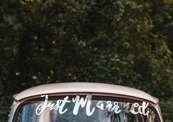 Utiliser sa voiture pour un balai mariage : pourquoi l’assurer pour l’occasion ?