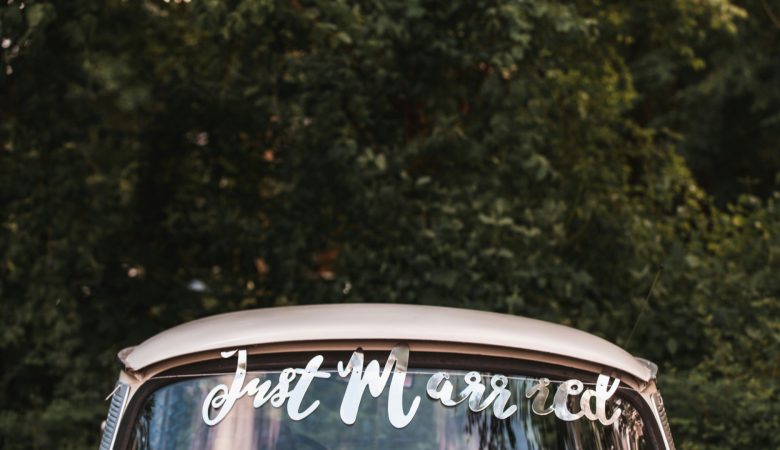 Utiliser sa voiture pour un balai mariage : pourquoi l’assurer pour l’occasion ?