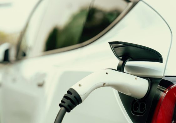 Recharger une voiture électrique en conduisant : mythe ou réalité ?