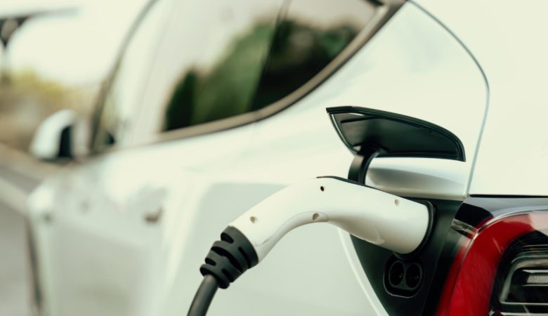 Recharger une voiture électrique en conduisant : mythe ou réalité ?